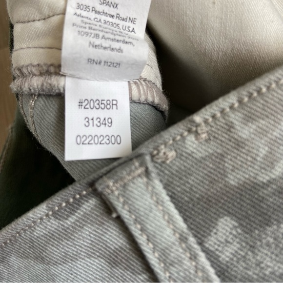 Spanx Stretch Twill Shorts 6” Camo 20358R - Picture 14 of 14